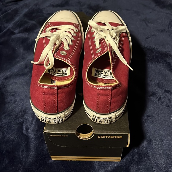 🛑 Converse Maroon and White Lowtops - Picture 3 of 4